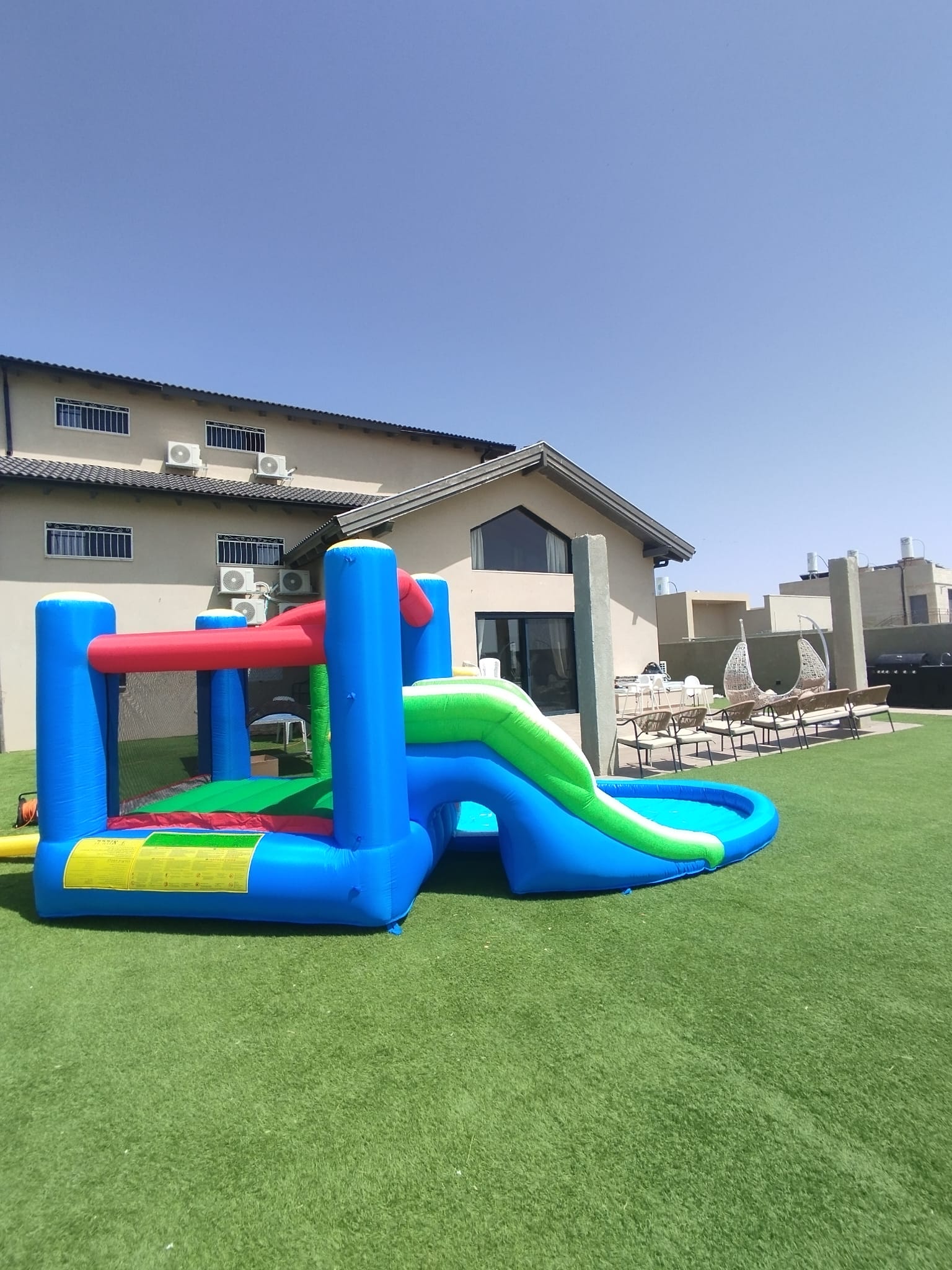 מתנפח לילדים בחצר וילת אחוותא במיצד