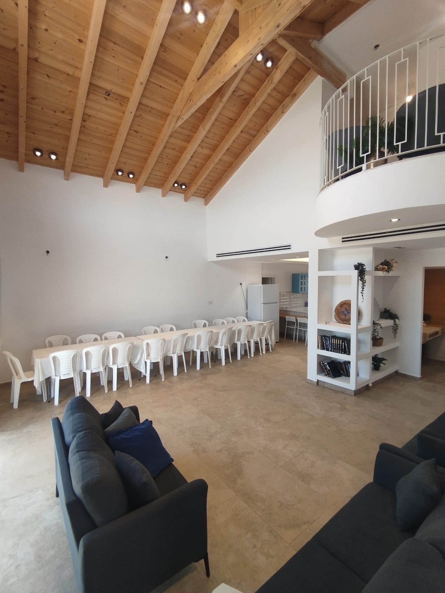 סלון מרווח עם תקרת עץ גבוהה בוילת אחוותא